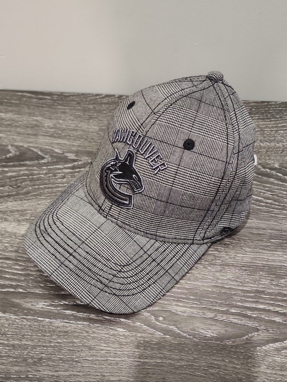 BNWT Reebok NHL Vancouver Canucks Embroidered Plaid Flexible Cap